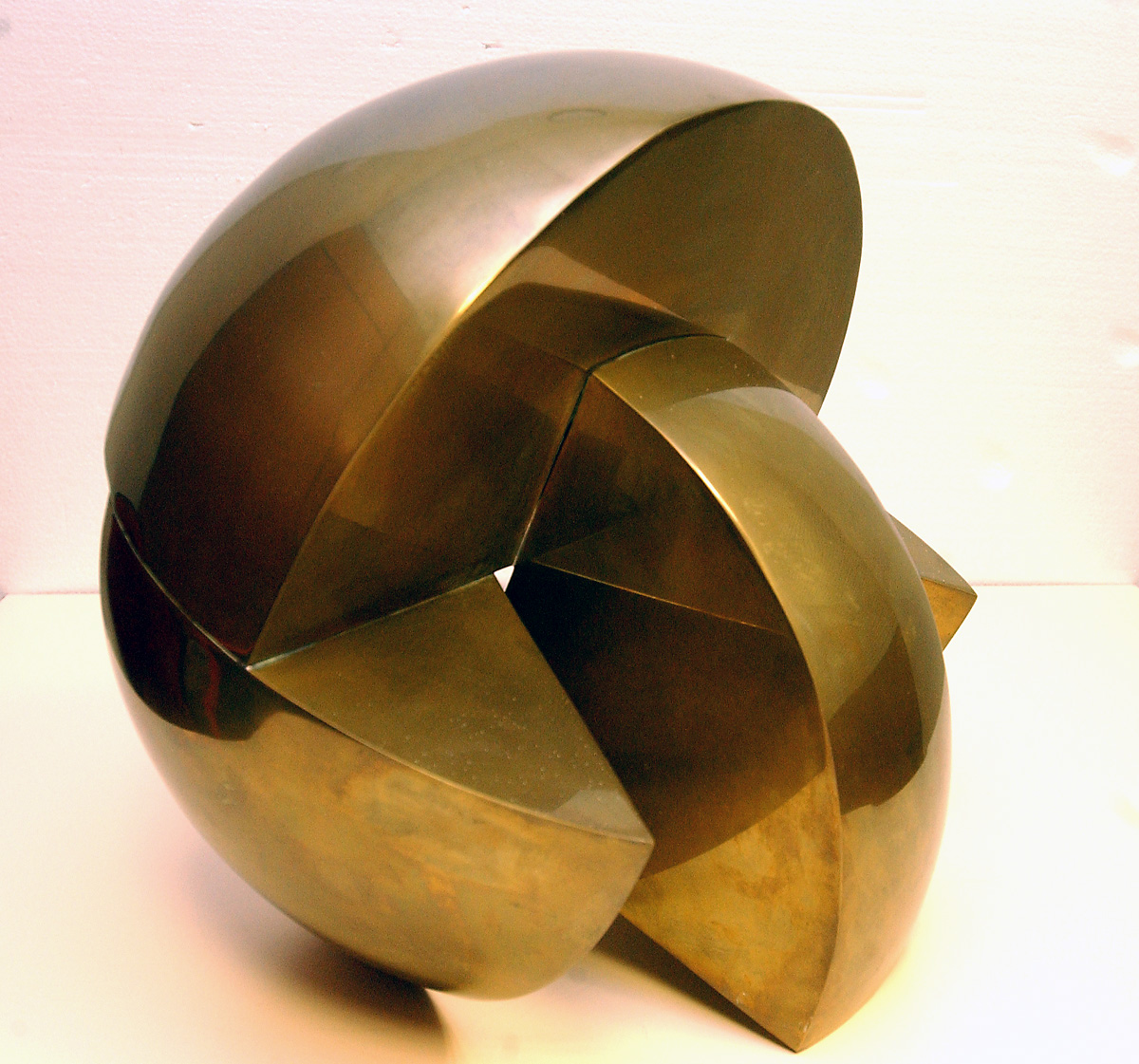 Chico Niedzielski  - A esfera - escultura<a style='float:right;color:#ccc' href='https://www3.al.sp.gov.br/repositorio/noticia/07-2008/31 M A esfera chico niedzielski.jpg' target=_blank><i class='bi bi-zoom-in'></i> Clique para ver a imagem </a>